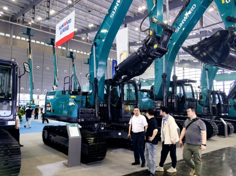 2025 CICEE | 打造极致精品化，山河智能挖掘机“圈粉”长沙展