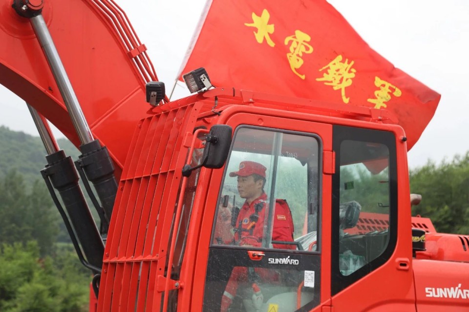 硬核破解“最后一公里”难题，山河智能应急救援设备助力“应急使命·2025”演习！