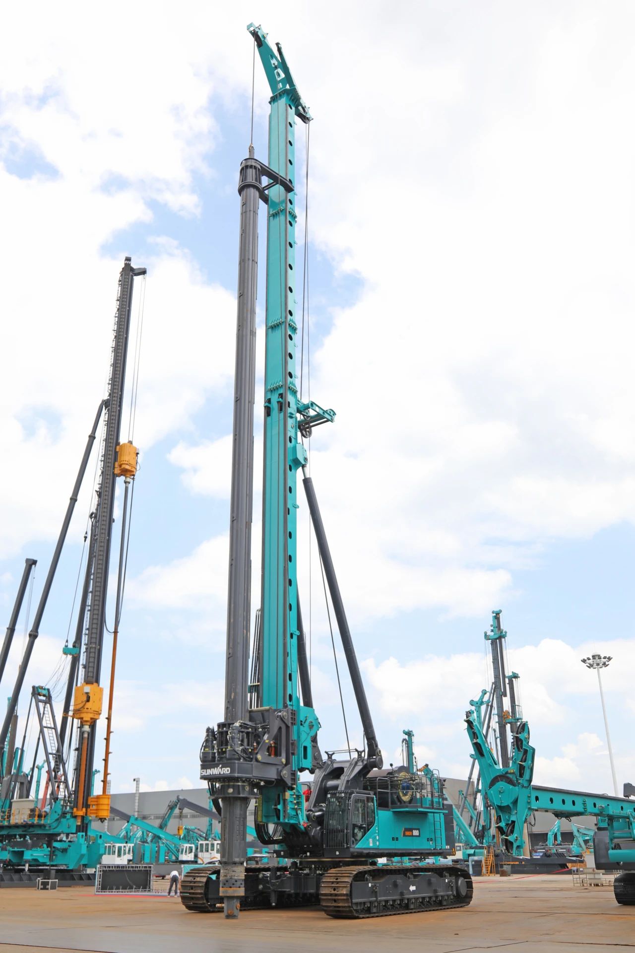 “破纪录王者”再出征！山河智能SWDM800旋挖钻机成功交机