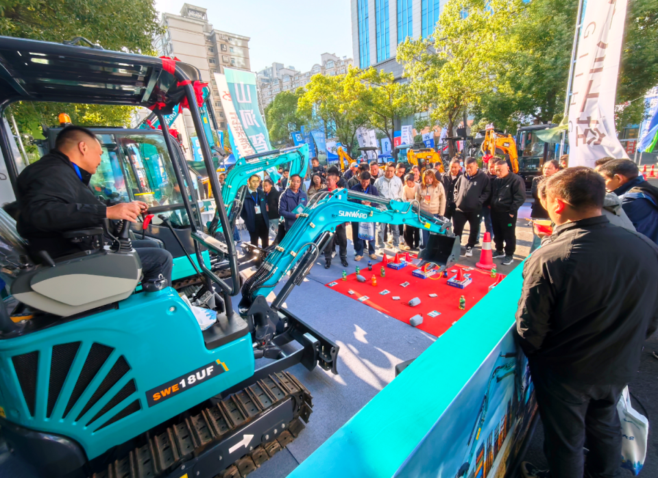 山河智能微挖“天团”闪耀武汉，引领绿色施工潮流